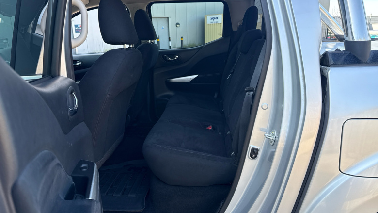 Nissan Navara Np300 Diesel Double Cab Pick Up N-Connecta 2.3dCi 190 4WD